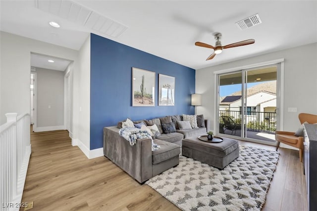 living area with baseboards, visible vents, light wood-style flooring, recessed lighting, and ceiling fan