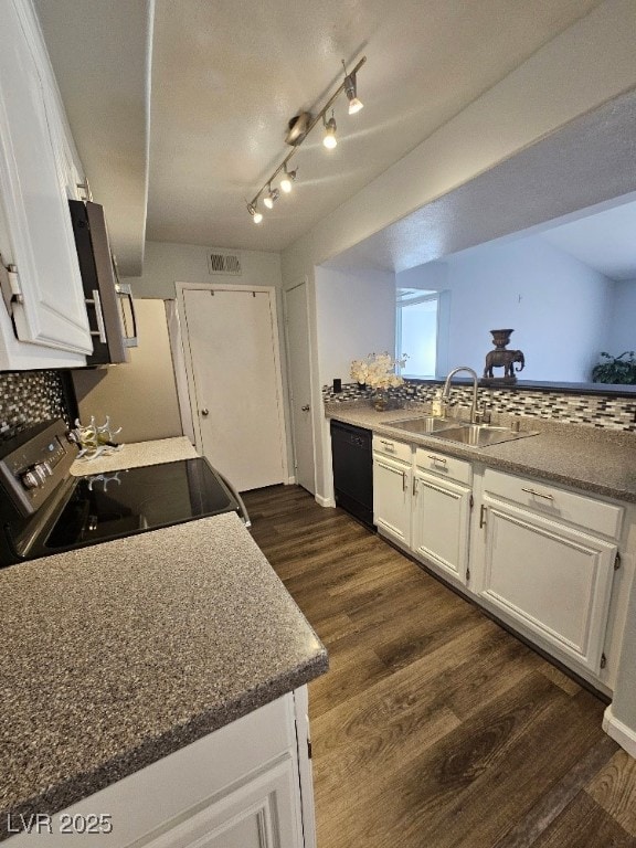 kitchen featuring visible vents, a sink, stainless steel appliances, dark wood-type flooring, and white cabinets