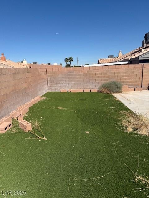 view of yard featuring a fenced backyard