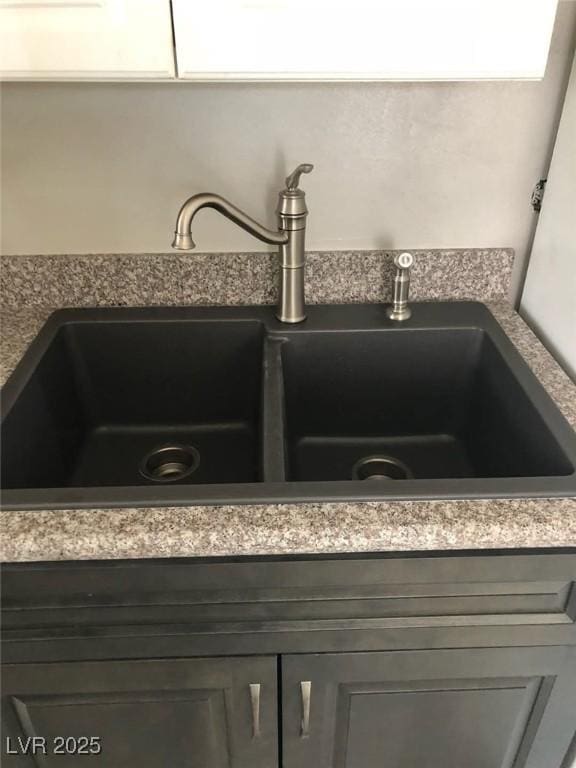 room details featuring a sink