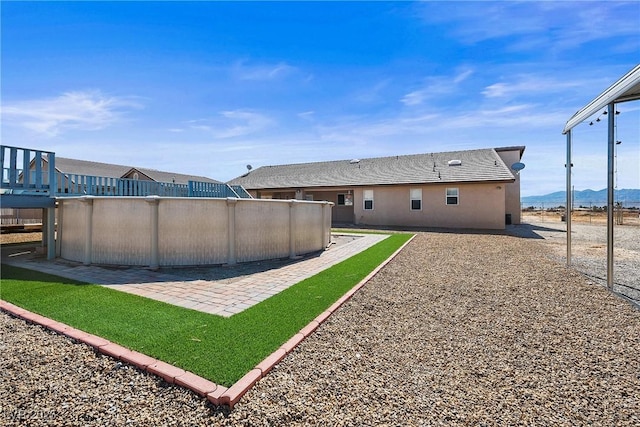 view of yard featuring a pool