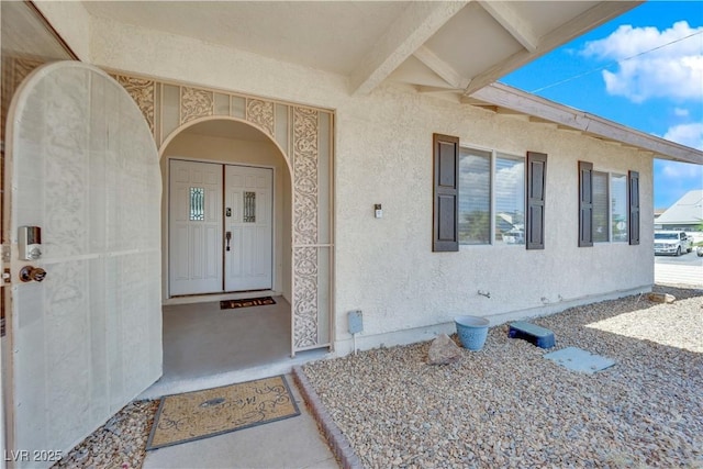 property entrance featuring stucco siding