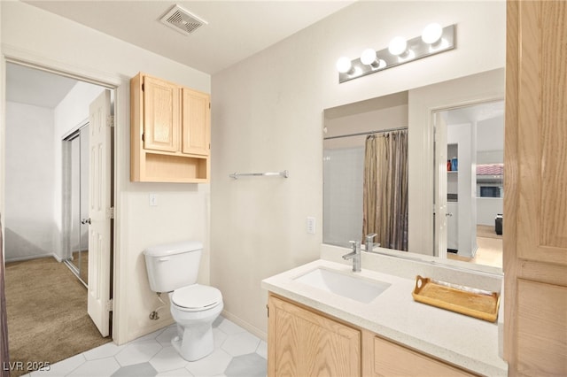 full bath featuring vanity, a shower with curtain, visible vents, baseboards, and toilet