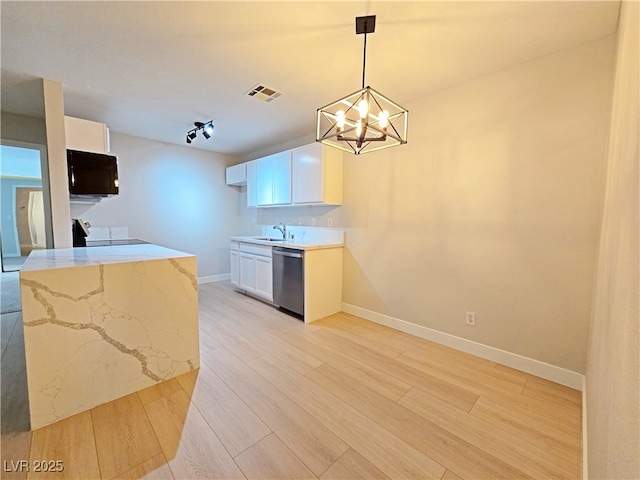 kitchen with visible vents, a sink, light wood finished floors, range, and dishwasher