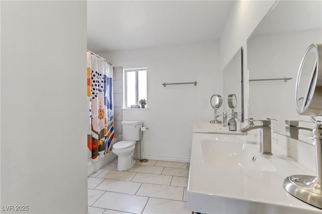 bathroom featuring a shower with shower curtain, toilet, double vanity, and a sink