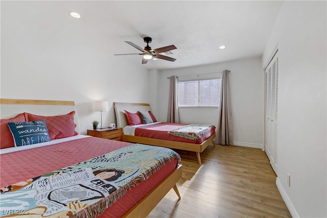 bedroom with baseboards, light wood-style flooring, recessed lighting, ceiling fan, and a closet