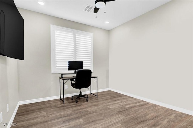 home office featuring visible vents, wood finished floors, recessed lighting, baseboards, and ceiling fan