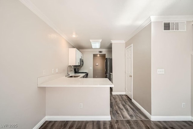 kitchen with visible vents, baseboards, a peninsula, stainless steel appliances, and a sink