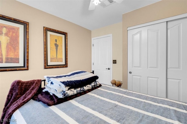 bedroom featuring a ceiling fan, visible vents, and a closet