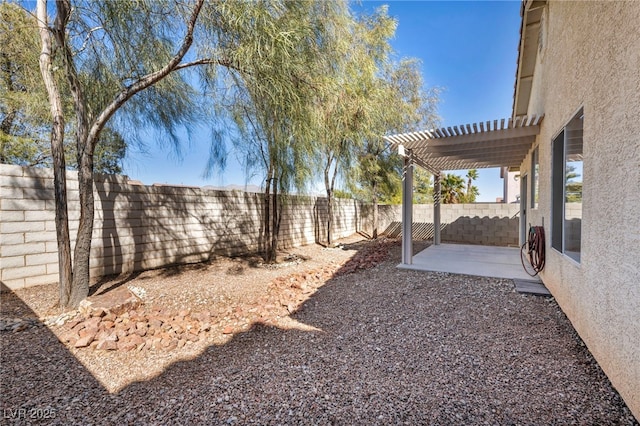 view of yard featuring a fenced backyard, a pergola, and a patio area