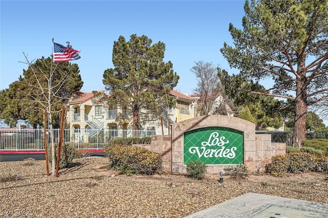 community / neighborhood sign featuring fence