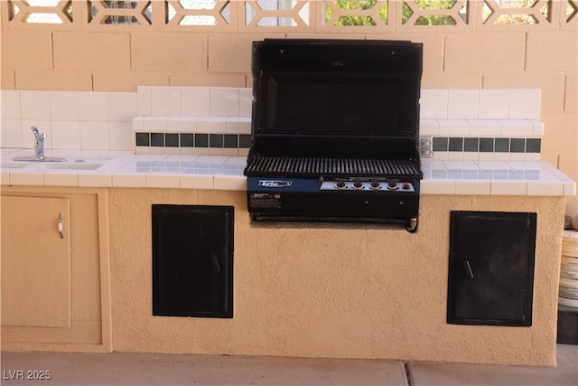 room details featuring tasteful backsplash