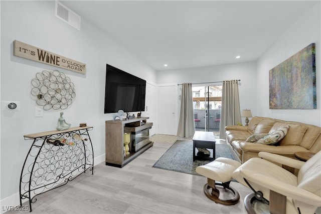 living room featuring recessed lighting, visible vents, baseboards, and light wood-style floors