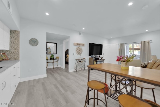 dining space featuring visible vents, recessed lighting, light wood-style floors, and baseboards