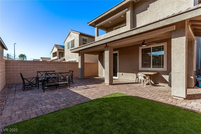 view of patio featuring a ceiling fan and a fenced backyard