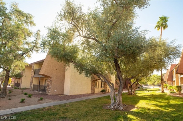 exterior space featuring a lawn