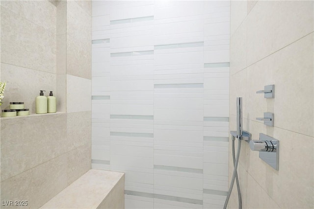 bathroom featuring a tile shower