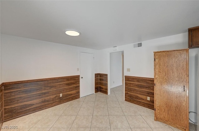 spare room with light tile patterned floors and visible vents