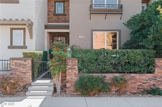 view of exterior entry featuring stucco siding