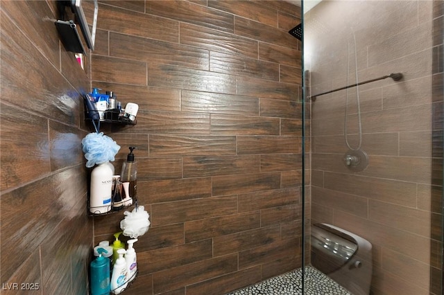 full bathroom featuring a tile shower