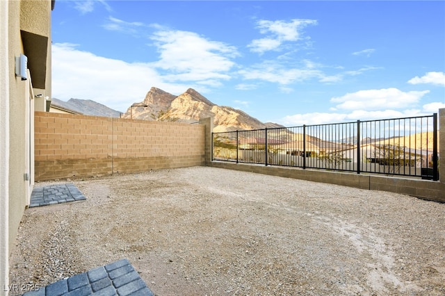 view of yard with fence and a mountain view