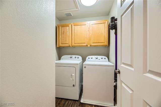 laundry room featuring visible vents, cabinet space, independent washer and dryer, and dark wood-style flooring