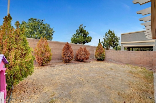 view of yard featuring a fenced backyard