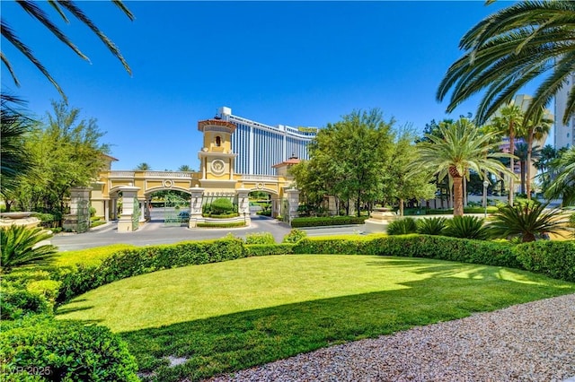 view of property's community featuring a lawn