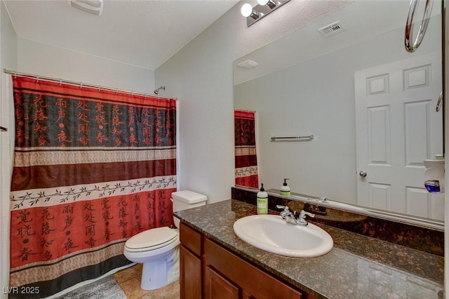 full bath featuring vanity, toilet, a shower with curtain, and visible vents