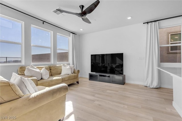 living room with light wood finished floors, visible vents, recessed lighting, and ceiling fan