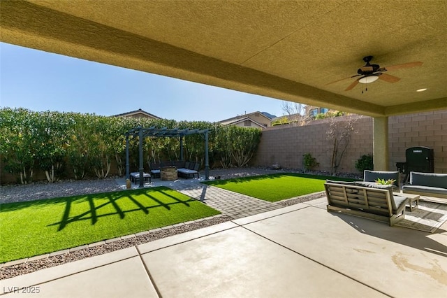 view of patio / terrace featuring an outdoor hangout area, a ceiling fan, and a fenced backyard