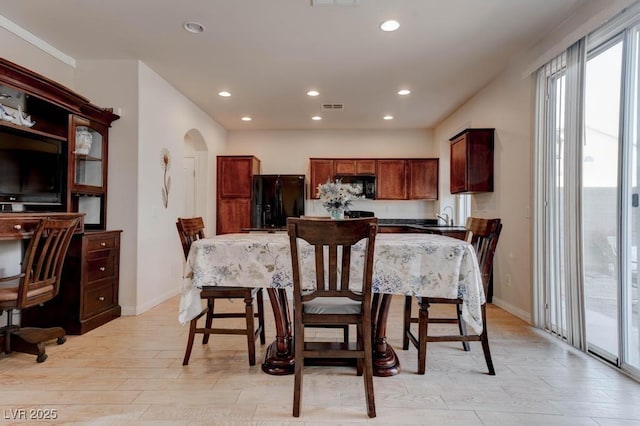 dining room featuring light wood-style flooring, recessed lighting, visible vents, and baseboards