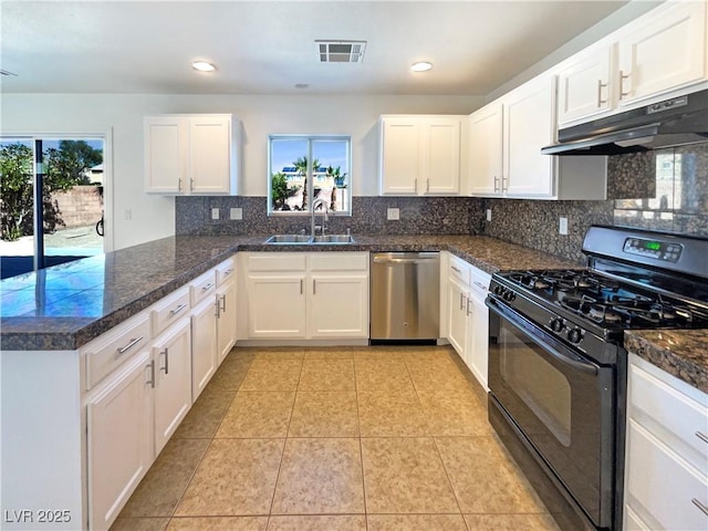 kitchen with visible vents, a sink, under cabinet range hood, gas stove, and dishwasher