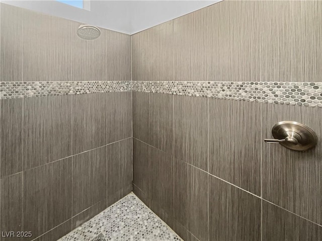 bathroom featuring a tile shower