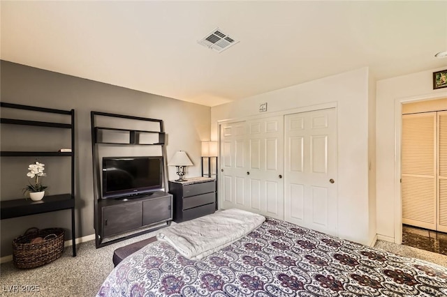 bedroom featuring visible vents, baseboards, carpet, and a closet