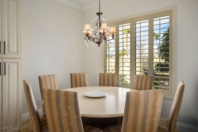 dining room featuring crown molding and an inviting chandelier