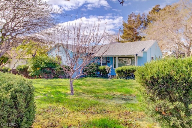 view of front facade featuring a front yard