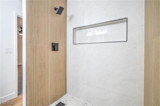 bathroom featuring a tile shower