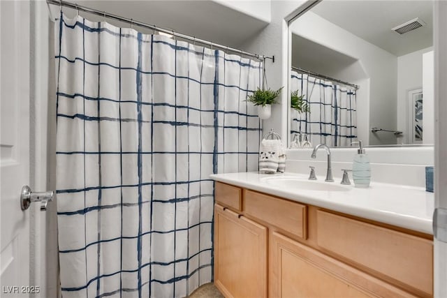 bathroom featuring visible vents, curtained shower, and vanity