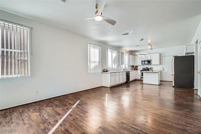 kitchen featuring a ceiling fan, visible vents, dark wood-style flooring, stainless steel appliances, and white cabinetry