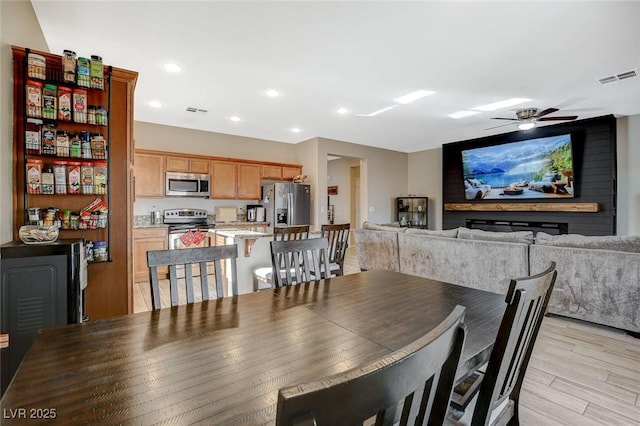 dining room featuring light wood-type flooring, visible vents, recessed lighting, and a ceiling fan