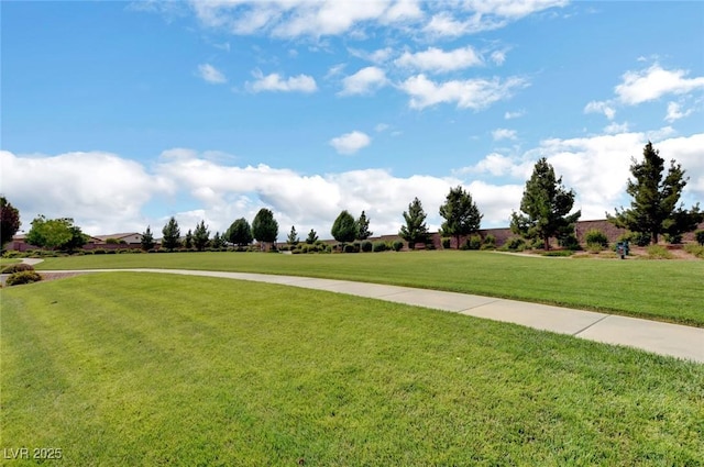 view of property's community featuring a lawn