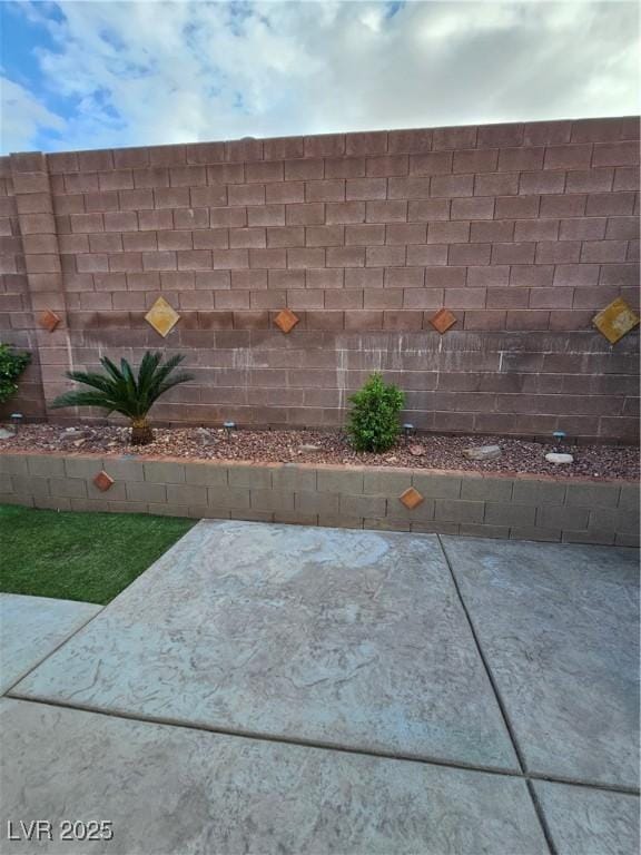 details featuring a fenced backyard