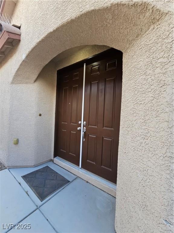 property entrance featuring stucco siding