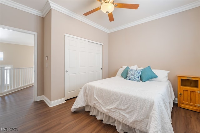 bedroom with crown molding, ceiling fan, baseboards, wood finished floors, and a closet