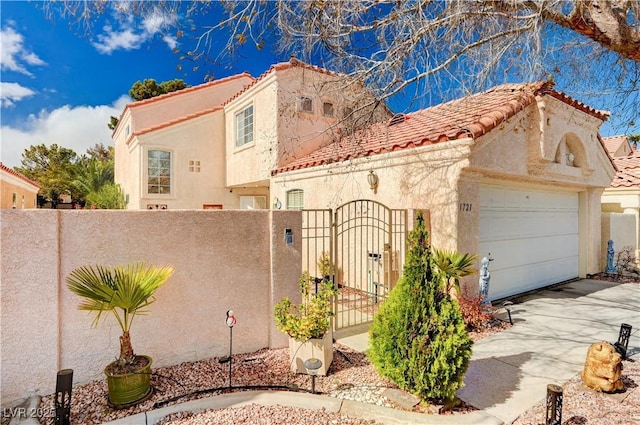 view of front of property featuring fence, stucco siding, a garage, driveway, and a gate