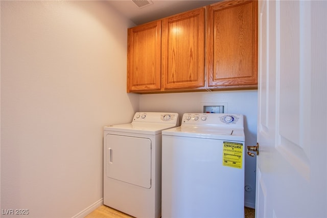 washroom with visible vents, cabinet space, independent washer and dryer, and baseboards