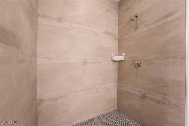 full bathroom featuring tiled shower