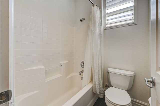 full bath featuring baseboards, toilet, and shower / tub combo with curtain