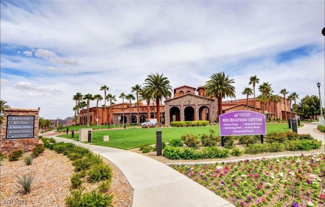 view of property's community featuring a lawn